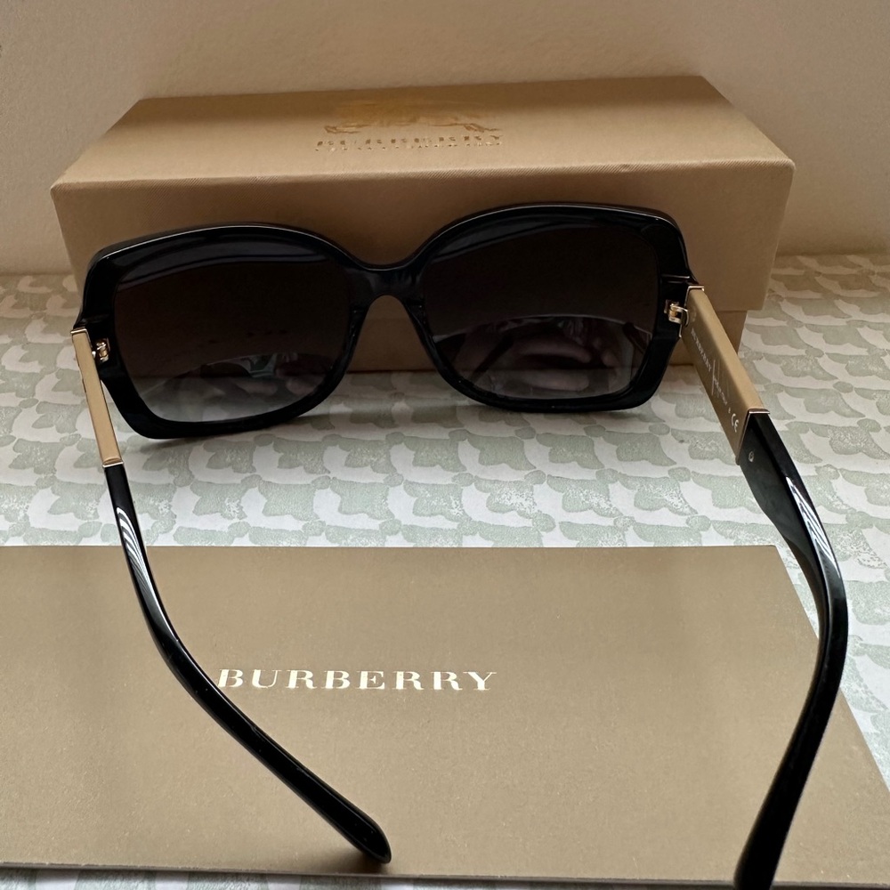 Burberry sunglass